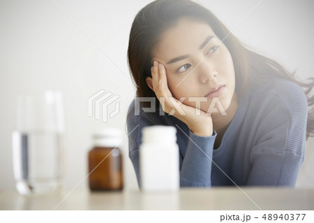 女性　体調不良 48940377