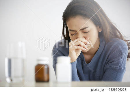 女性　体調不良 48940393