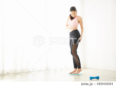 女性　ダイエット 48940684