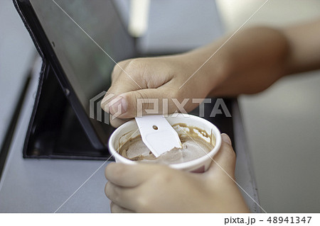 Hand boy holding the spoon Ice cream scoop. 48941347