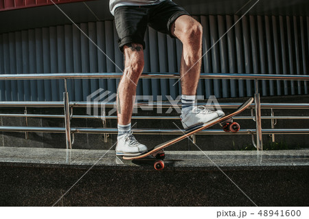 Close up of an active man using his skateboard 48941600