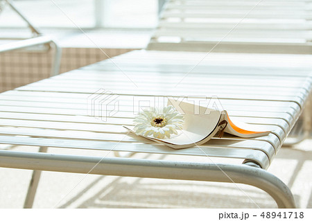 リゾート　プールサイド　読書　本 48941718