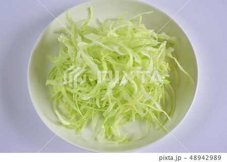 ピラーでキャベツの千切り 48942989