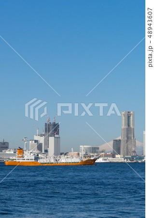 LPG 貨物船と横浜みなとみらい LPG 貨物船と横浜みなとみらい 48943607