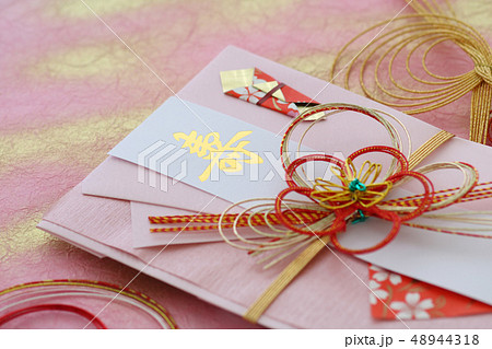 お祝いの時にお金を包んで渡す日本の文化であるご祝儀袋 お祝いの時にお金を包んで渡す日本の文化であるご祝儀袋 48944318