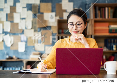 書斎の女性 書斎の女性 48944396