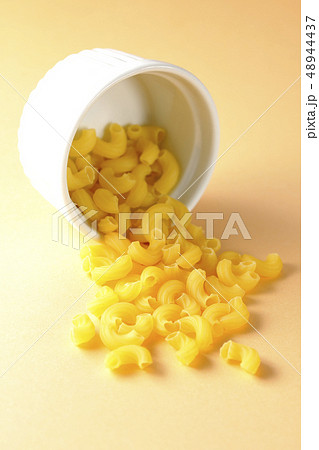 こぼれるマカロニ 48944437
