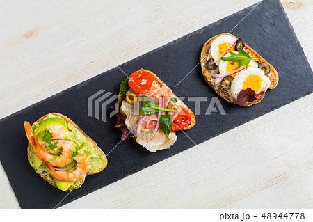 オープンサンドイッチ　Italian food (Bruschetta)  48944778