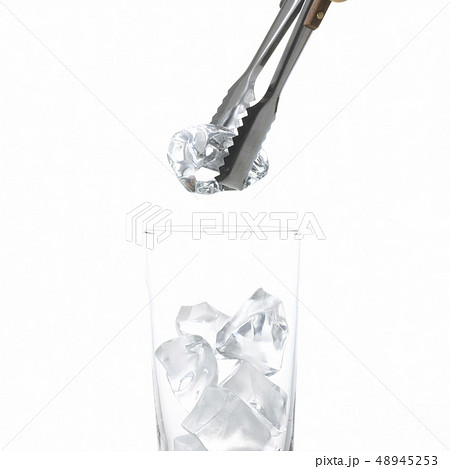 氷を掴んでグラスに入れる 48945253