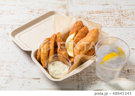 フィッシュアンドチップス typical British fish and chips フィッシュアンドチップス typical British fish and chips 48945345