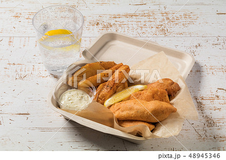 フィッシュアンドチップス typical British fish and chips 48945346