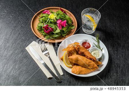 フィッシュアンドチップス typical British fish and chips フィッシュアンドチップス typical British fish and chips 48945353