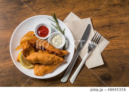 フィッシュアンドチップス typical British fish and chips 48945358