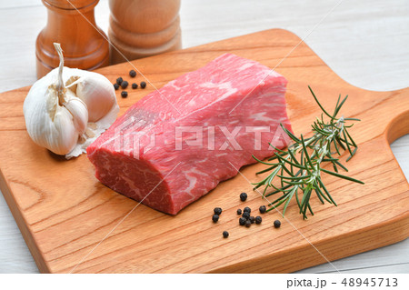 国産交雑牛の牛モモ肉ブロック（塊）、生肉、精肉の食材。 48945713