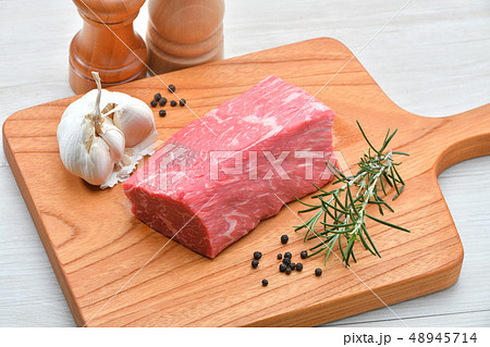国産交雑牛の牛モモ肉ブロック（塊）、生肉、精肉の食材。 48945714