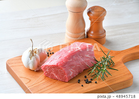 国産交雑牛の牛モモ肉ブロック（塊）、生肉、精肉の食材。 48945718