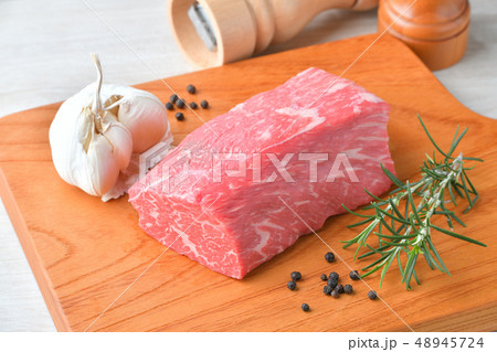 国産交雑牛の牛モモ肉ブロック（塊）、生肉、精肉の食材。 48945724