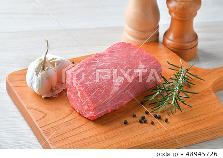 国産交雑牛の牛モモ肉ブロック（塊）、生肉、精肉の食材。 48945726