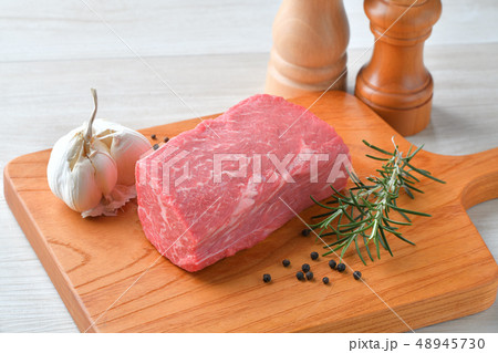 国産交雑牛の牛モモ肉ブロック（塊）、生肉、精肉の食材。 48945730