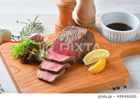 ローストビーフ 肉料理 手作り 国産交雑牛の牛モモ肉ブロックを使ったローストビーフです の写真素材