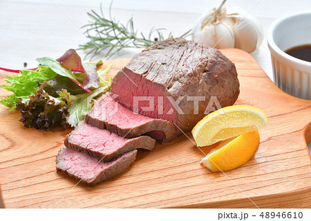 ローストビーフ 肉料理 手作り 国産交雑牛の牛モモ肉ブロックを使ったローストビーフです の写真素材