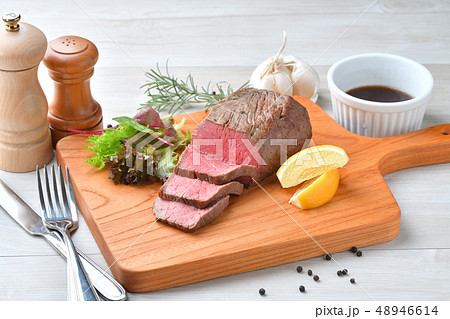 ローストビーフ 肉料理 手作り 国産交雑牛の牛モモ肉ブロックを使ったローストビーフです の写真素材