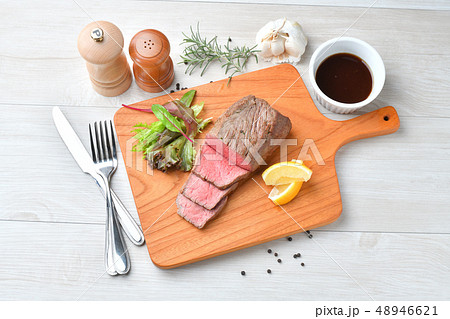 ローストビーフ、肉料理、手作り。国産交雑牛の牛モモ肉ブロックを使ったローストビーフです。 ローストビーフ、肉料理、手作り。国産交雑牛の牛モモ肉ブロックを使ったローストビーフです。 48946621