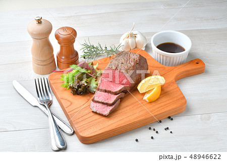 ローストビーフ、肉料理、手作り。国産交雑牛の牛モモ肉ブロックを使ったローストビーフです。 ローストビーフ、肉料理、手作り。国産交雑牛の牛モモ肉ブロックを使ったローストビーフです。 48946622