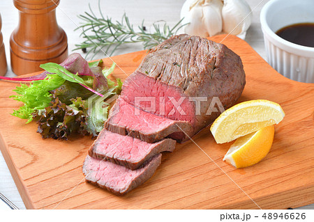 ローストビーフ 肉料理 手作り 国産交雑牛の牛モモ肉ブロックを使ったローストビーフです の写真素材