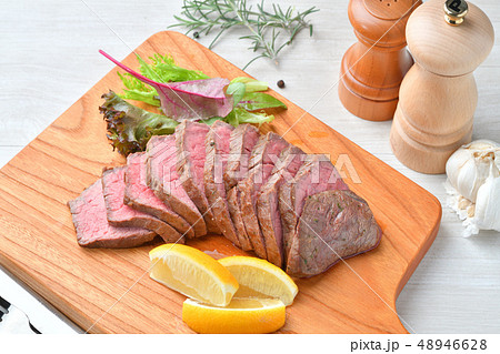 ローストビーフ、肉料理、手作り。国産交雑牛の牛モモ肉ブロックを使ったローストビーフです。 48946628