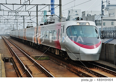 丸亀駅に入線する特急いしづち(8000系) 丸亀駅に入線する特急いしづち(8000系) 48949464