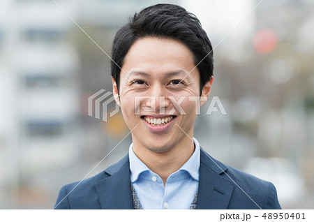 屋外に立つ若い日本人男性 屋外に立つ若い日本人男性 48950401