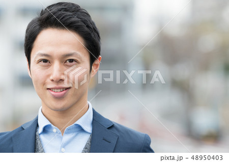 屋外に立つ若い日本人男性 屋外に立つ若い日本人男性 48950403