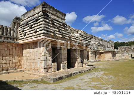 ウシュマル遺跡　尼僧院（メキシコ） 48951213