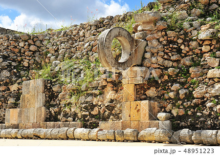ウシュマル遺跡 球技場の石の輪（メキシコ）の写真素材 [48951223] - PIXTA