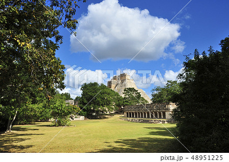 ウシュマル遺跡　魔法使いのピラミッド（メキシコ） 48951225