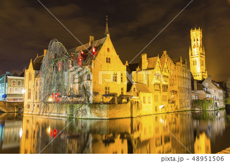 ベルギー　ブルッヘ　夜のダイフェル運河と鐘楼 48951506