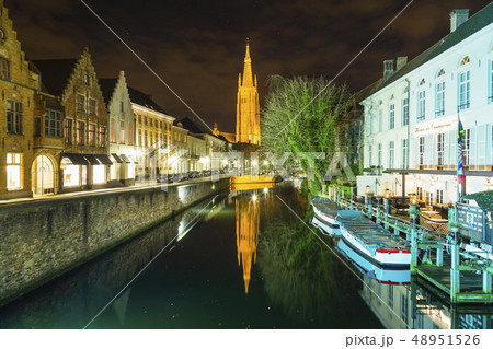ベルギー　ブルッヘのダイフェル運河と聖母教会 48951526