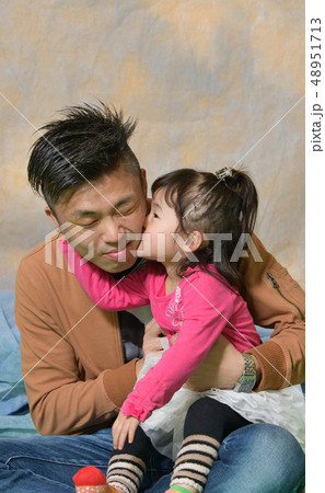 若いお父さんと2歳の娘のポートレートを撮影 若いお父さんと2歳の娘のポートレートを撮影 48951713