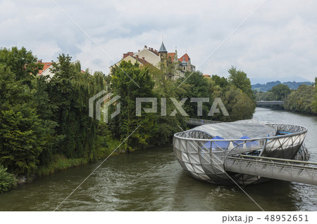 オーストリア グラーツのムーアインゼルの写真素材