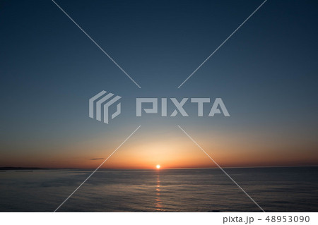 オホーツク海に沈む夕陽 48953090