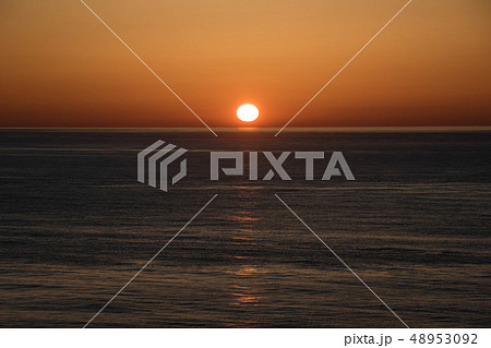 オホーツク海に沈む夕陽 48953092