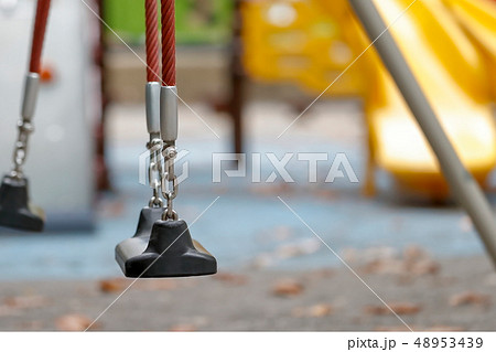 公園のブランコ 48953439