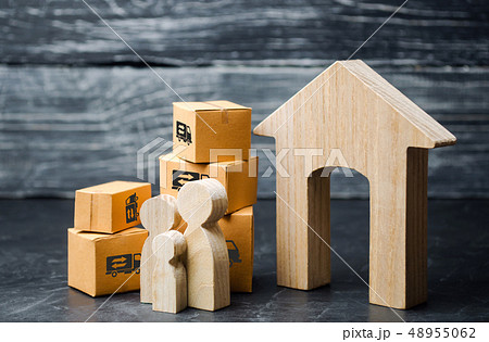 Family and cardboard boxes near the house.  48955062