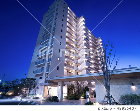 夕暮れの高層マンション 48955407