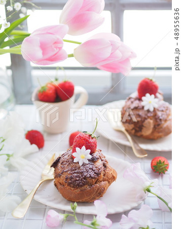 かわいいイチゴのシュークリームの写真素材