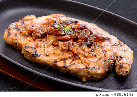 おいしい国産豚肉肩ロース肉グリル 48956143