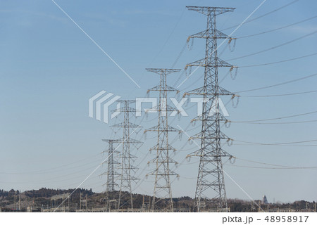 鉄塔 高圧線 電力 送電線 青空 空 鉄塔 高圧線 電力 送電線 青空 空 48958917