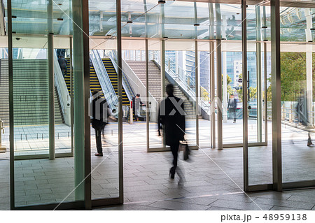 オフィス街　自動ドアを通るビジネスマン 48959138