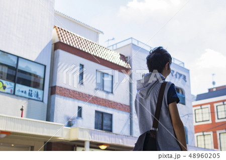 細身の男性 後ろ姿 街並みの写真素材 4605 細身の男性 後ろ姿 街並みの写真素材 4605